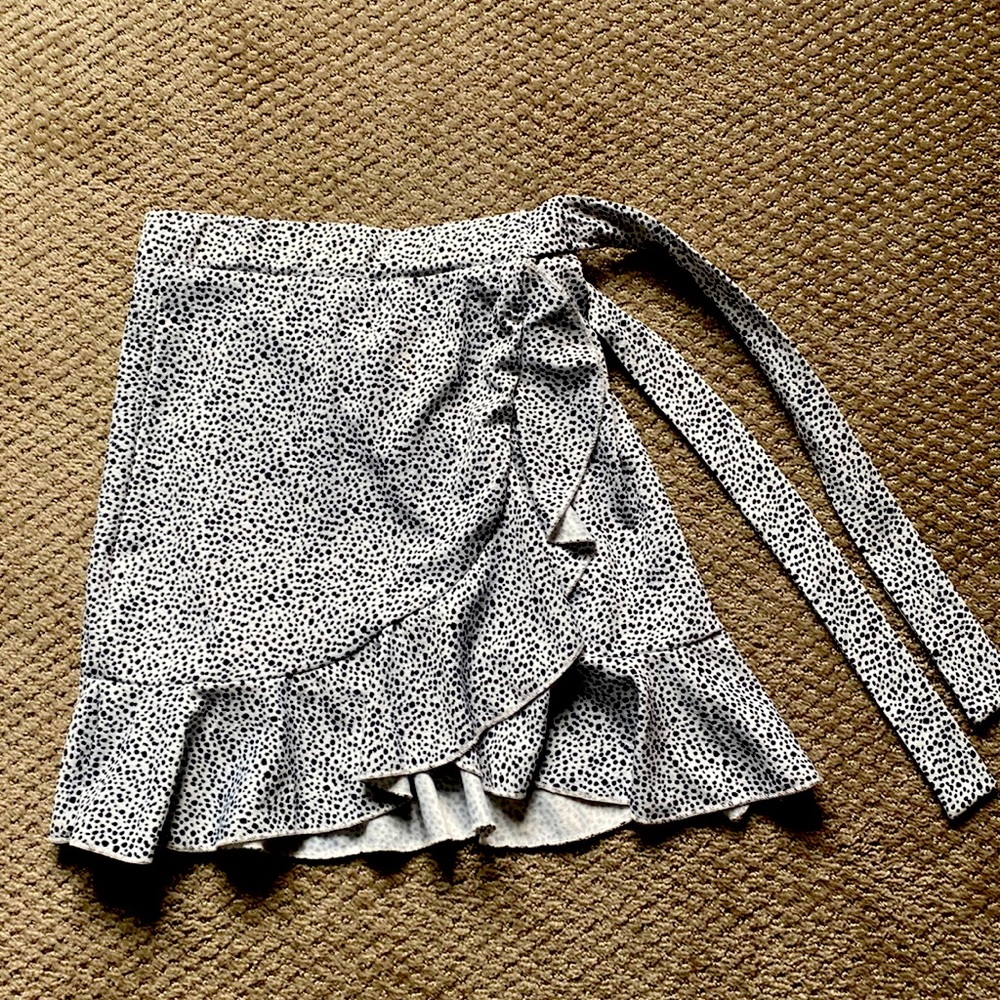 Mini skirt with front ruffle and side tie